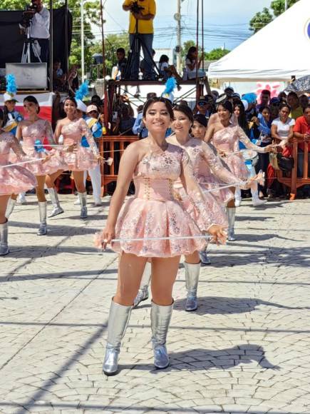 Hermosas palillonas engalanan los desfiles patrios en Choluteca