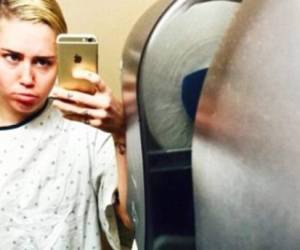 Miley Cyrus se hace una selfie en el hospital.