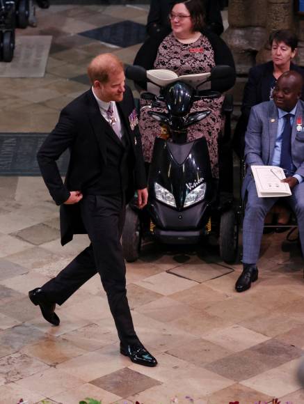 Solo y con una sonrisa: así asistió el príncipe Harry a la coronación de Carlos III