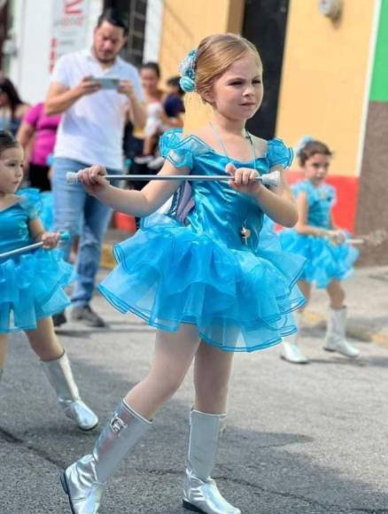 Las bellas palillonas que brillaron en desfiles patrios de Santa Bárbara