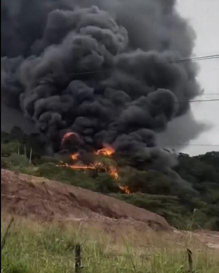 El pavoroso incendio de cisterna tras volcarse donde conductor quedó vivo de milagro