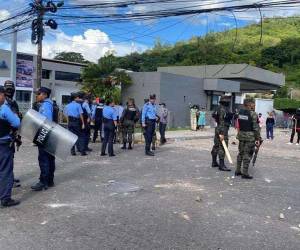 La Policía Nacional llevó orden y puso fin al enfrentamiento.