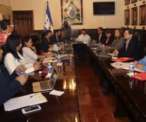 Los miembros de la Misión de Apoyo contra la Corrupción y la Impunidad en Honduras (Maccih) reunidos con la Comisión de Asuntos Electorales del Congreso Nacional.