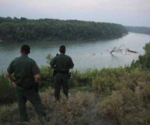 Miles de centroamericanos buscan cada año llegar a Estados Unidos huyendo de la pobreza y la violencia en sus países, arriesgándose al peligroso trayecto de atravesar México y saltar la frontera. (Agencia AFP).