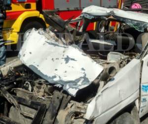 Al parecer el carro pequeño quedó entre los dos pesados automotores a la altura de la intercessión entre el bulevar Fuerzas Armadas y bulevar del Norte, foto cortesía: Osman Zepeda.