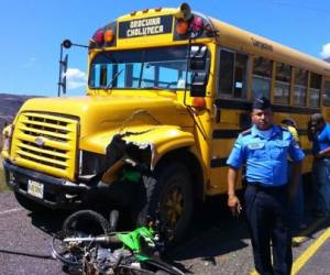 La motocicleta en la que se conducía el comunicador social quedó parcialmente destruída.