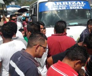 Más de 50 unidades obstaculizaron el paso en el bulevar Fuerzas Armadas (Foto: EL HERALDO)