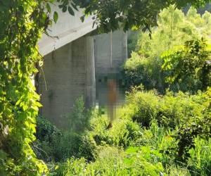 La víctima quedó colgada del puente Saopín en La Ceiba.