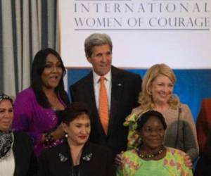 El secretario de Estado estadounidense, John Kerry , posa con las destinatarias de los Premio Internacional a las Mujeres Valientes 2016.