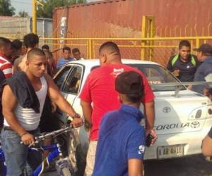 En el interior de este taxi quedaron los dos cuerpos.