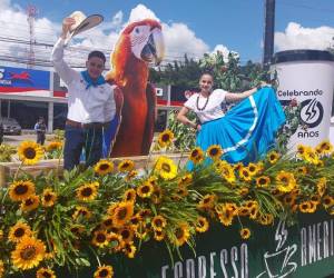 En un ambiente colorido y festivo, los capitalinos celebran este sábado el 446 aniversario de la ciudad capital.