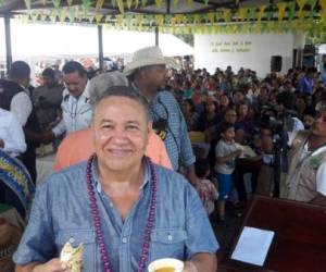 El cantautor llevó su rítmica música hasta la feria ganadera del Juncal Olanchito.