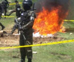 Las casi 500 libras de marihuana cuando era incinerada por las autoridades.