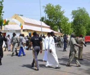 Personas caminan fuera de la sede de la Policía en Yamena, capital de Chad, después de un ataque con bomba. 15 de junio de 2015