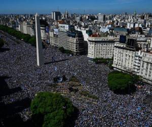 36 años tuvieron que pasar desde la última vez que Argentina ganó el Mundial en 1986. Este martes 20 de diciembre, casi 48 horas después de la histórica conquista en Qatar, el pueblo argentino, en medio de una fiesta eterna, ha abarrotado las calles de Buenos Aires para festejar con los jugadores la llegada de la tercera estrella de campeón mundial.