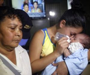 Jennifer Vivian García Zerón no pudo contener la lágrimas de la emoción de volver a tener en sus brazos a su bebé que habia sido raptado. Foto: Estalin Irías