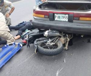 Al parecer el vehículo le pasó por encima a la moto, como se aprecia en las imágenes.