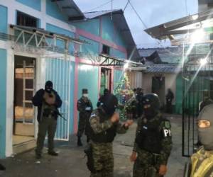 Elementos de la Policía Militar durante el operativo de búsqueda dentro de la cárcel de Comayagua.