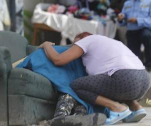 Dos jóvenes residentes de la colonia Kennedy murieron este jueves, una en la escena y otro en el hospital, tras ser tiroteados por criminales que al huir se enfrentaron a dos policías e hirieron a uno de ellos.