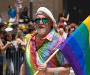 Gilbert Baker había inventado la célebre bandera de ocho colores para la jornada de la libertad homosexual en 1978, un acontecimiento que luego inspiró las marchas del 'orgullo gay', que se convirtieron en instituciones en todo el mundo.