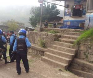 Miembros de la Policía Nacional llego hasta el lugar del hecho sangriento.