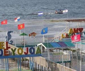 Aunque vistosos y atractivos para el turismo interno, una serie de <b>muelles</b> construidos en la orilla del <b>Lago de Yojoa </b>hoy están siendo terminados de desinstalar luego de una orden judicial de los Juzgados de Siguatepeque, tras considerar las edificaciones como un <b>delito ambiental</b>.