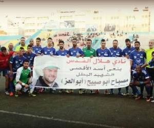 Maher Abu Sanina, el director técnico del equipo de fútbol palestino Hilal Al-Quds, fue arrestado este domingo por apoyar a una organización terrorista, luego de que se difundiera una foto en la que su equipo honraba al jihadista que asesinó a dos israelíes en Jerusalén (Foto: Redes)