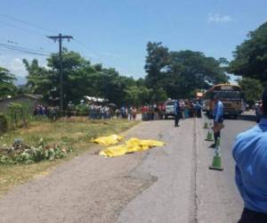 Los cuerpos de los tres jóvenes quedaron en plena calle uno al lado del otro.