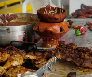 Pinchos, anafres, tajadas, carnitas... Todo lo que los aficionados deseen para saciar el paladar en la gran final de fútbol hondureña. Fotos Grupo OPSA