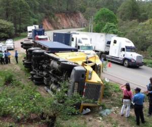 La rastra quedó a la orilla de la carretera, acostada por el lado del conductor.