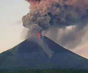 El volcán Momotombo en Nicaragua en plena actividad geológica.