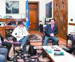 Luis Almagro recibió a los liberales en la sede de la OEA. Foto: EL HERALDO