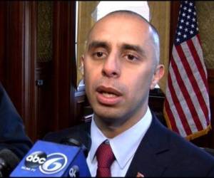 Jorge Elorza, hijo de inmigrantes de Guatemala, dijo que mantendrá esa política aunque Trump cumpla su promesa de no dar dinero a las ciudades que no cooperen (Foto: ABC/ El Heraldo Honduras/ Noticias de Honduras)