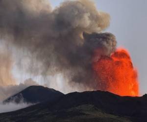 La isla italiana de Sicilia vivió la erupción del Etna, el mayor volcán activo de Europa. La erupción expulsó ceniza en el espacio aéreo y los alrededores de la isla, afectando el aeropuerto del lugar, lo que obligó a las autoridades a cerrar temporalmente las instalaciones. La columna de fuego se podía apreciar desde kilómetros.