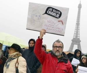 Minuto de silencio en homenaje a víctimas de Charlie Hebdo.