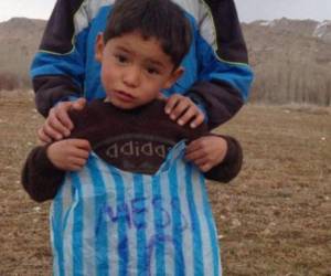 A la espera de reunirse con su ídolo, Murtaza sigue haciéndose fotos con su famosa 'camiseta' y dando patadas a un balón nuevo que le ha regalado la federación, todo ello bajo la mirada satisfecha de su padre.