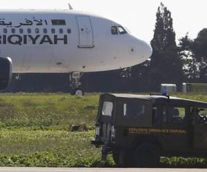 El aparato, un Airbus A320 de la compañía Afriqiyah Airways efectuaba un vuelo doméstico entre Sabha (sur) y Trípoli, pero fue desviado.