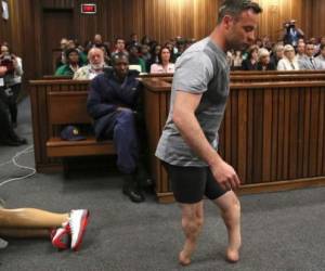 Según el semanario sudafricano City Press, que cita a un detenido de la prisión de Pretoria, Oscar Pistorius habría sido hospitalizado tras haberse cortado las venas de las muñecas.