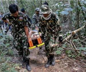 La mujer fue llevada a un hospital por elementos de seguridad de Tailandia. Foto: AFP/Emol.tendencias.