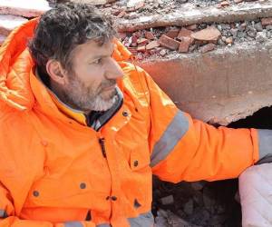 Un padre permaneció inmóvil sentado sobre una cima de escombros mientras sostenía la mano inerte de su hija Irmat, de 15 años, quien quedó atrapada tras el violento sismo que sacudió Turquía y Siria. Esta es su historia.