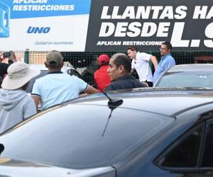 Los videos de un joven corriendo mientras era perseguido por un grupo de hombres vestidos con camisetas rojas, lanzándole piedras, se viralizaron en las redes sociales, luego de que una convocatoria para marchar exigiendo la instalación de la Comisión Internacional Contra la Corrupción y la Impunidad (Cicih) y condenando algunas acciones del actual gobierno se tornara violenta. Aquí te contamos todos los detalles.