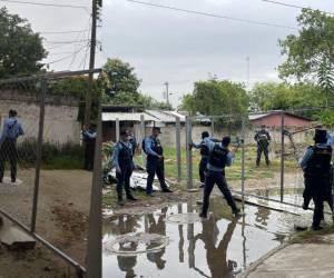 Elementos de la Policía Nacional quitaron varios portones que habían sido instalados por integrantes de grupos criminales que operan en la zona de la Rivera Hernández para restringir los accesos. En el lugar también se identificaron algunas cámaras de seguridad. Aquí las imágenes del operativo.