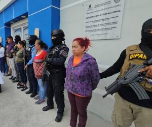 La estructura criminal “La Mafia” fue desarticulada este jueves durante un operativo policial, la organización estaría vinculada a hechos violentos contra el sector transporte en la ciudad de Tegucigalpa, de acuerdo a las autoridades. Además se habría agenciado con al menos 10 millones de lempiras en concepto de extorsión mediante transferencias bancarias y lavado de activos.