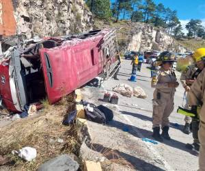 Tres personas murieron y al menos cinco se encuentran en condición grave al volcarse un bus en el kilómetro 21 de la carretera al Sur de Honduras. A continuación las imágenes de los destrozos y la lamentable escena de las víctimas y su rescate.