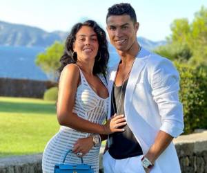 Georgina Rodríguez ha vuelto a protagonizar una nueva controversia luego de publicar en su cuenta de Instagram varias imágenes en donde recordaba sus grandes momentos de su pasado, mostrando el momento en que compró un lujoso yate junto a Cristiano Ronaldo. Esto no habría sentado nada bien al astro portugués, quien estaría fastidiado con las “actitudes pedantes” de la también modelo.