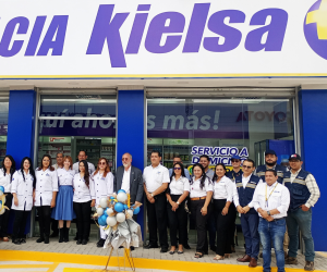 Personal, ejecutivos de Farmacias Kielsa realizaron una ceremonia especial para la apertura del nuevo establecimiento.