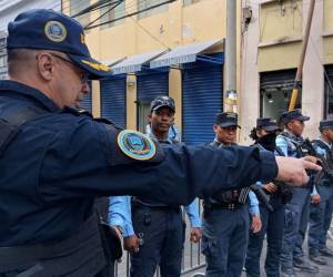 Agentes de la Policía Nacional cerraron todos los accesos hacia el Congreso Nacional, lugar donde se llevará acabo la votación para elegir a los nuevos Magistrados de la Corte Suprema de Justicia.