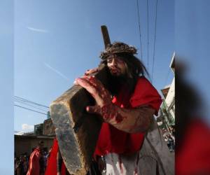 El dolor de Jesús al ser azotado y crucificado injustamente, la impotencia de su madre y la maldad de sus detractores fueron representados este viernes en el Santo Vía Crucis realizado en Tegucigalpa, la capital de Honduras, por la iglesia Católica. A continuación las mejores imágenes de la jornada.