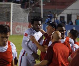 José García apareció de forma sorpresiva en el área y con un contundente cabezazo puso el 1-0 a favor de los blancos.