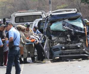 Dos personas murieron y otra resultó con lesiones leves en el lamentable accidente en la carretera que conduce desde Tegucigalpa hacia el departamento de Olancho. De acuerdo a versiones preliminares, uno de los automotores habría intentado rebasar y se fue a estrellar de frente contra el otro vehículo.